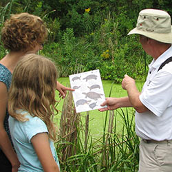 Volunter working with kids at the Zoo